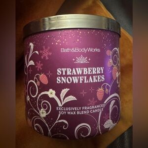 Bath & Body Works Strawberry Snowflakes Candle